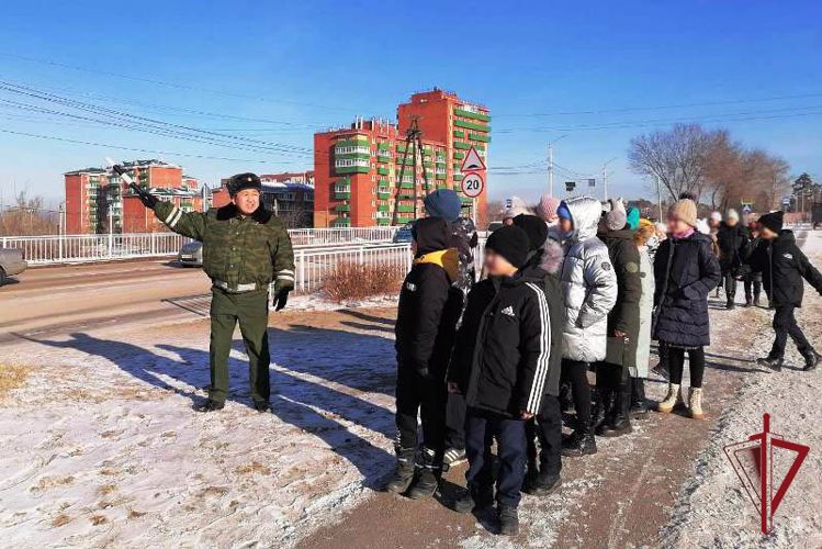 В Улан-Удэ росгвардеец провел урок безопасности для школьников