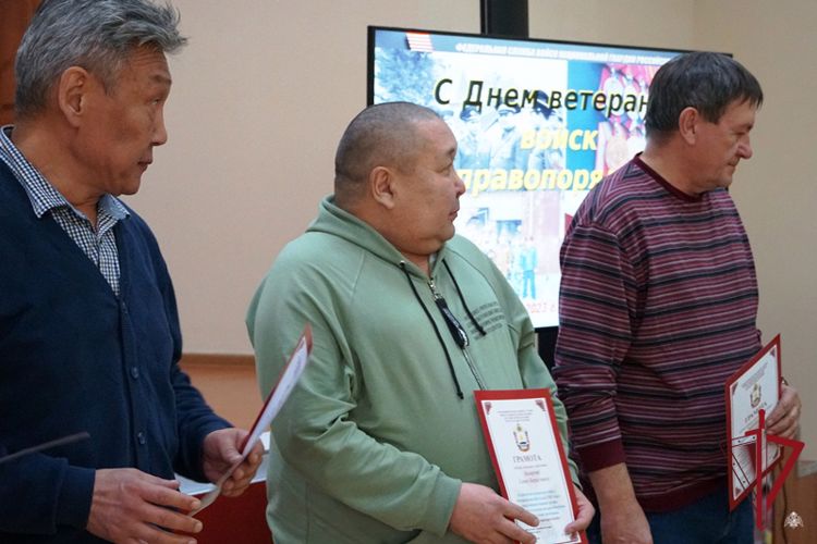 В Бурятии росгвардейцы поздравили ветеранов службы
