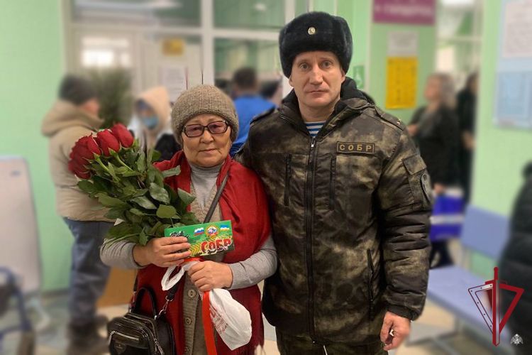 Росгвардейцы поздравили женщин с Днем матери
