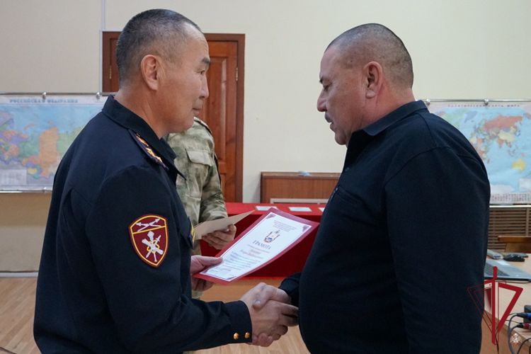 В Бурятии росгвардейцы поздравили ветеранов службы