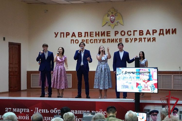 В Бурятии росгвардейцы поздравили ветеранов службы