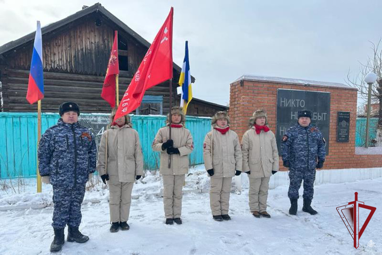 В Бурятии росгвардейцы приняли участие в патриотической акции «Знамя Победы»
