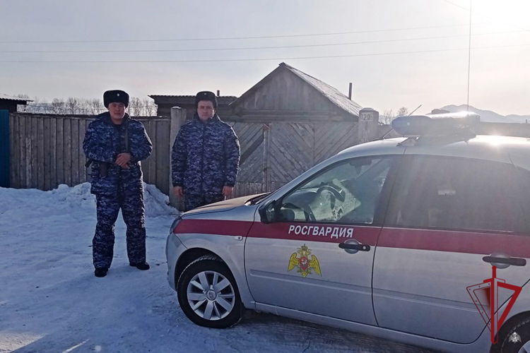 В Бурятии сотрудники вневедомственной охраны Росгвардии спасли человека на пожаре