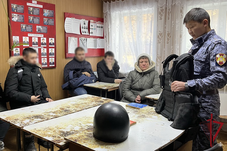В Бурятии для учащихся росгвардейцы провели уроки, посвященные Дню Конституции РФ