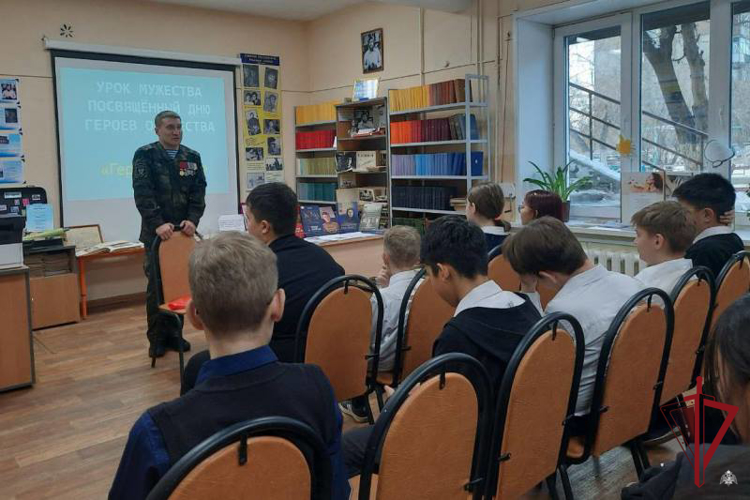 В преддверии Дня Героев Отечества росгвардеец провел уроки мужества