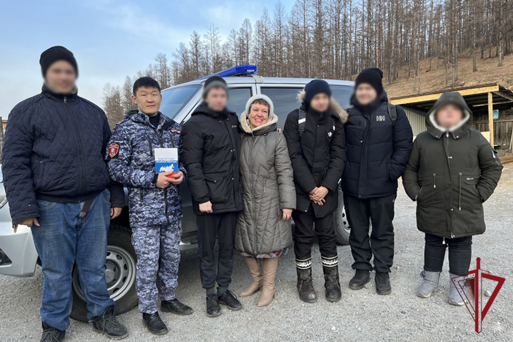 В Бурятии для учащихся росгвардейцы провели уроки, посвященные Дню Конституции РФ