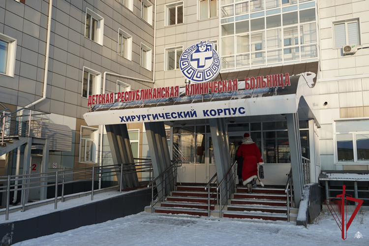 В Бурятии росгвардейцы поздравили детей с Новым годом