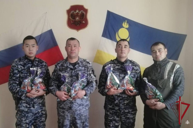 В Бурятии Дед Мороз специального назначения поздравляет детей