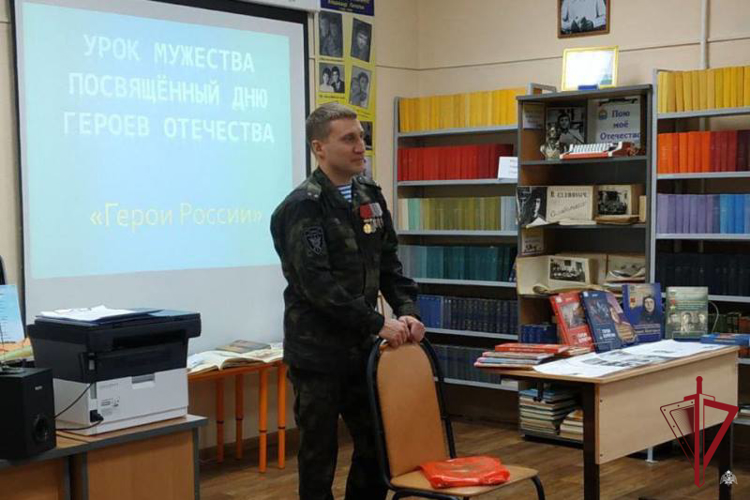 В преддверии Дня Героев Отечества росгвардеец провел уроки мужества