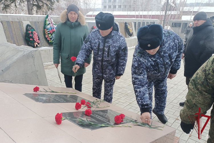 В Бурятии росгвардейцы отметили День Неизвестного солдата