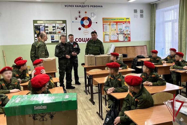 В преддверии Дня Героев Отечества росгвардеец провел уроки мужества