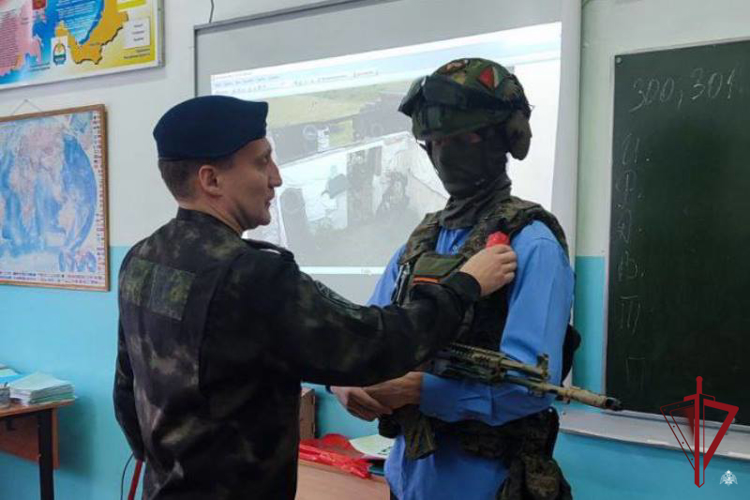 В Бурятии для учащихся росгвардейцы провели уроки, посвященные Дню Конституции РФ