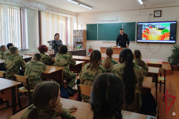В Бурятии сотрудники Росгвардии рассказали учащимся о блокаде Ленинграда