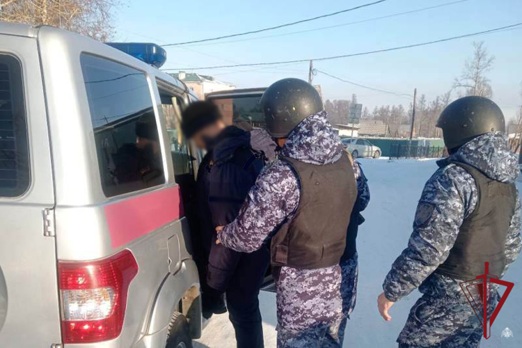 Сотрудники Росгвардии задержали подозреваемого в грабеже в Закаменске