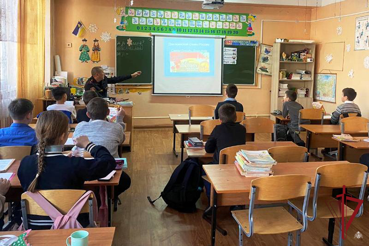 В Бурятии сотрудники Росгвардии рассказали учащимся о блокаде Ленинграда