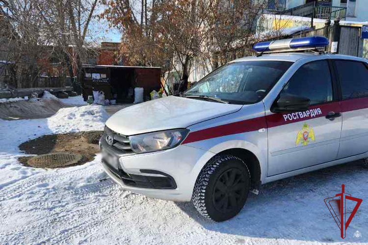 В Улан-Удэ росгвардейцы задержали подозреваемых в краже металлической двери 