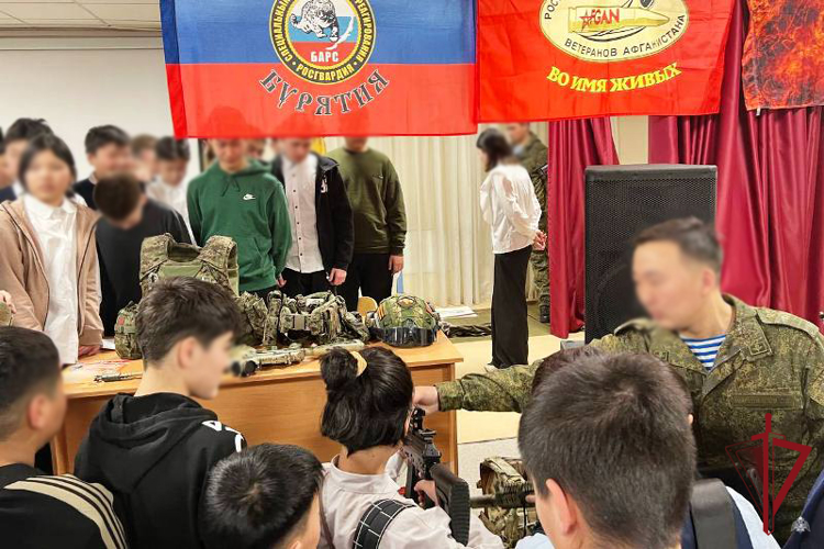 Росгвардейцы Бурятии рассказали школьникам о Сталинградской битве