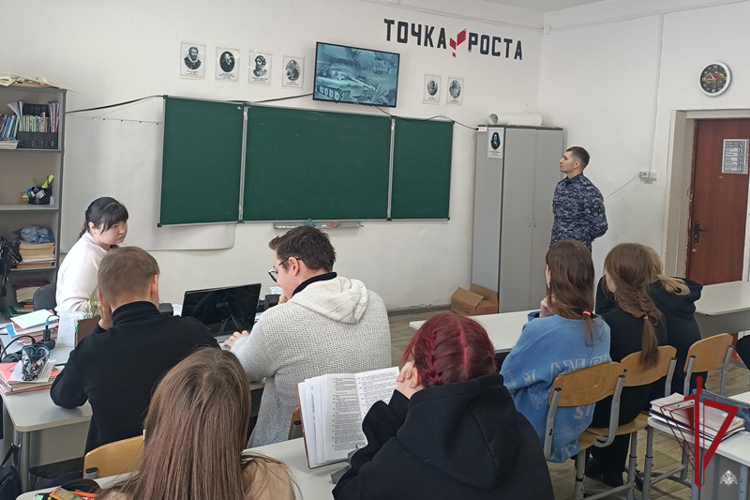 Росгвардейцы Бурятии рассказали школьникам о Сталинградской битве