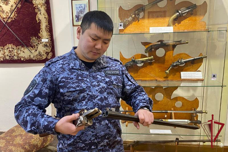 В Бурятии при содействии Росгвардии владелец передал в музей редкое ружье