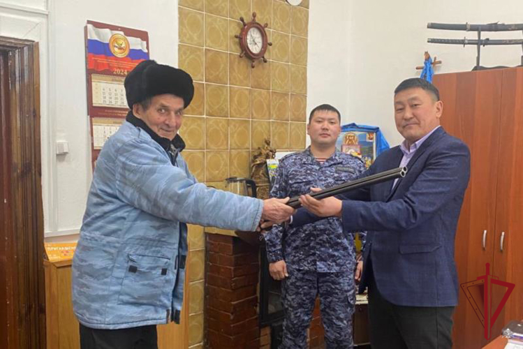 В Бурятии при содействии Росгвардии владелец передал в музей редкое ружье