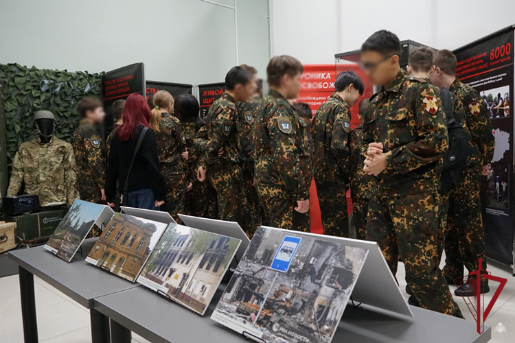 В Улан-Удэ кадеты Росгвардии посетили выставку «Обыкновенный нацизм»