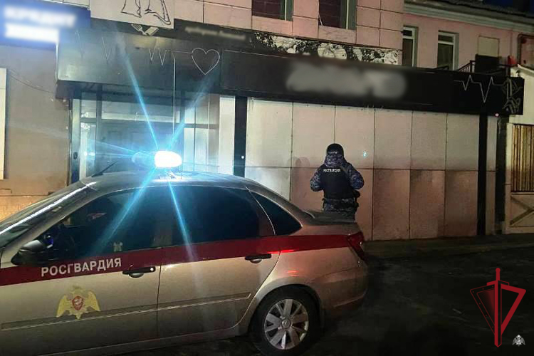 В Улан-Удэ росгвардейцы задержали подозреваемых в повреждении имущества бара