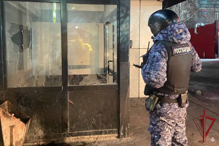 В Улан-Удэ росгвардейцы задержали подозреваемых в повреждении имущества бара