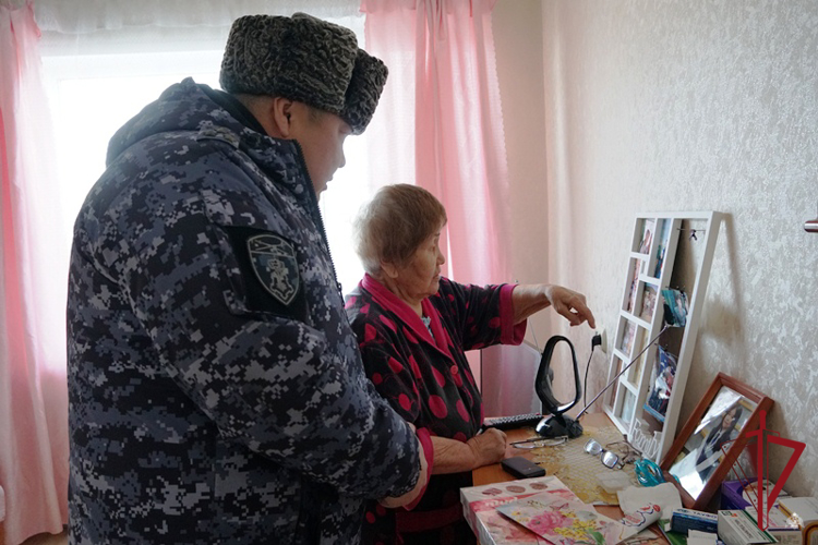 В Бурятии росгвардейцы поздравили женщин с 8 марта