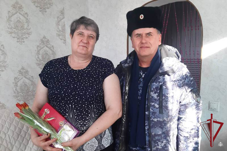 В Бурятии росгвардейцы поздравили женщин с 8 марта