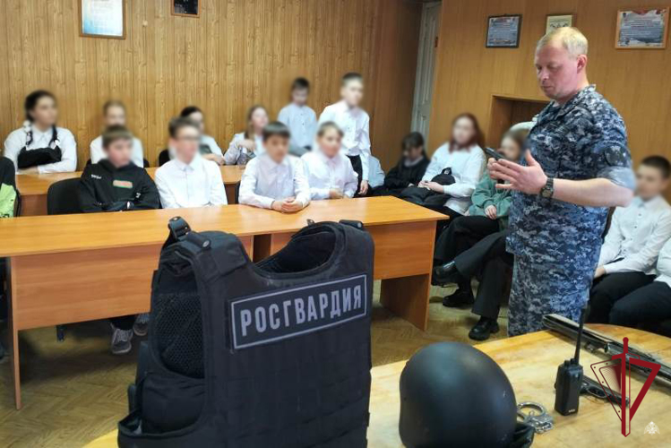 В Бурятии росгвардейцы провели для школьников день открытых дверей