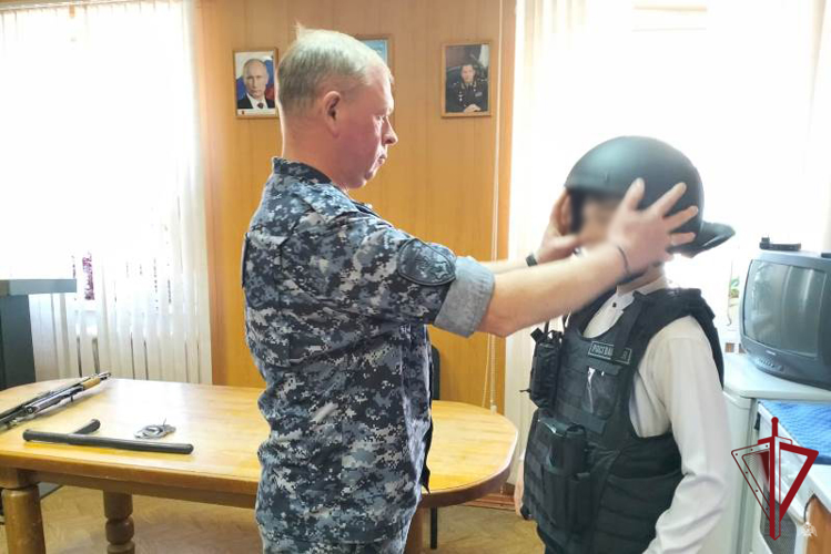 В Бурятии росгвардейцы провели для школьников день открытых дверей