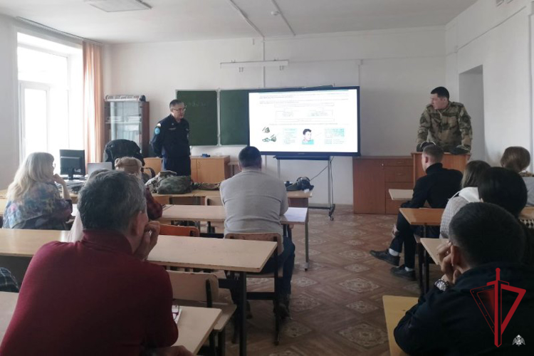 Росгвардеец провел занятия для курсантов ДОСААФ в Улан-Удэ