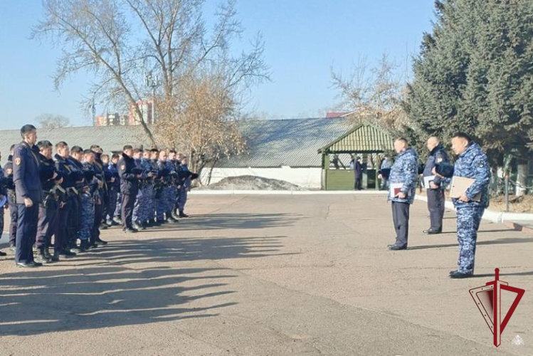 Сотрудники Росгвардии почтили память погибшего товарища в Улан-Удэ