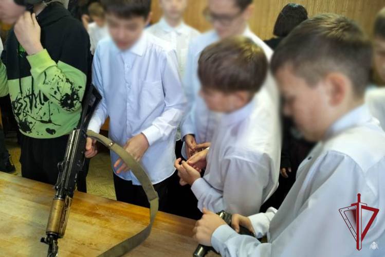 В Бурятии росгвардейцы провели для школьников день открытых дверей