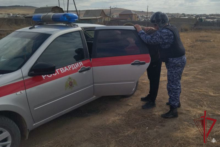 В Гусиноозерске росгвардейцы задержали гражданина с наркотическим веществом