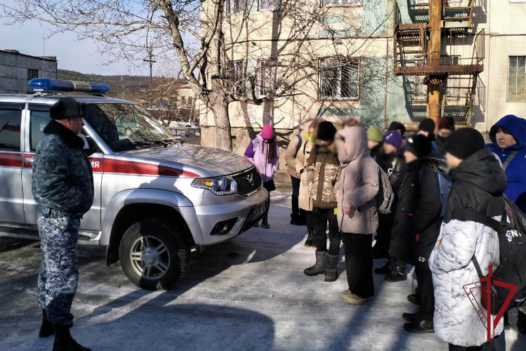 В Бурятии росгвардейцы провели для школьников день открытых дверей