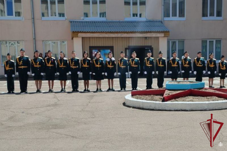 В улан-удэнской школе наградили кадетов росгвардейского класса