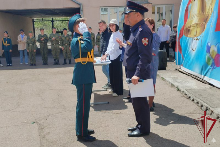 В улан-удэнской школе наградили кадетов росгвардейского класса