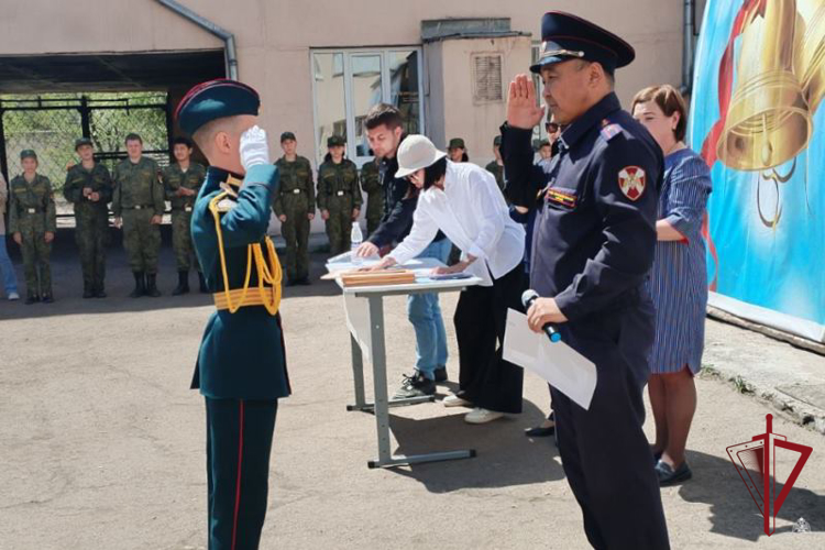 В улан-удэнской школе наградили кадетов росгвардейского класса