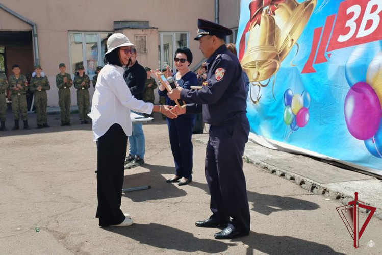 В улан-удэнской школе наградили кадетов росгвардейского класса