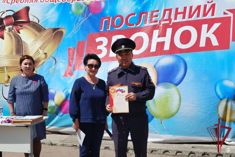 В улан-удэнской школе наградили кадетов росгвардейского класса