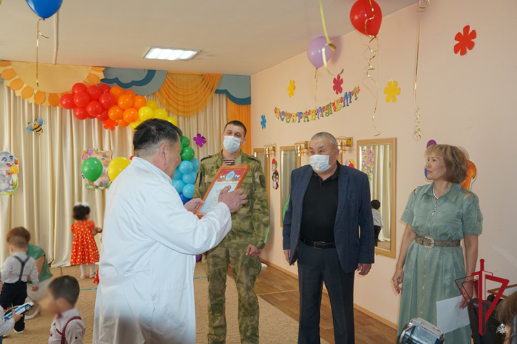Росгвардейцы поздравили подшефных с Днем защиты детей