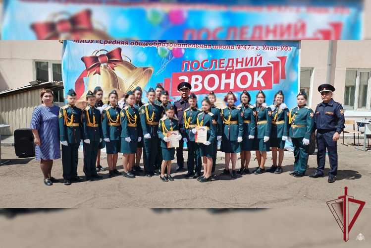 В улан-удэнской школе наградили кадетов росгвардейского класса