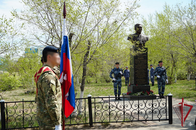 В Улан-Удэ открыли бюст Герою России офицеру Росгвардии Максиму Концову