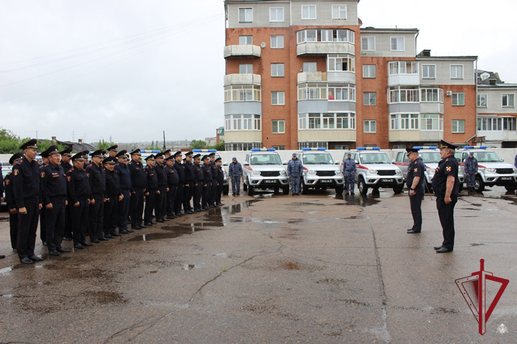 В Бурятии росгвардейцам вручили ключи от новых служебных автомобилей 
