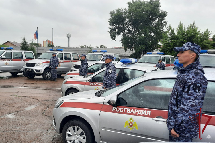 В Бурятии росгвардейцам вручили ключи от новых служебных автомобилей 