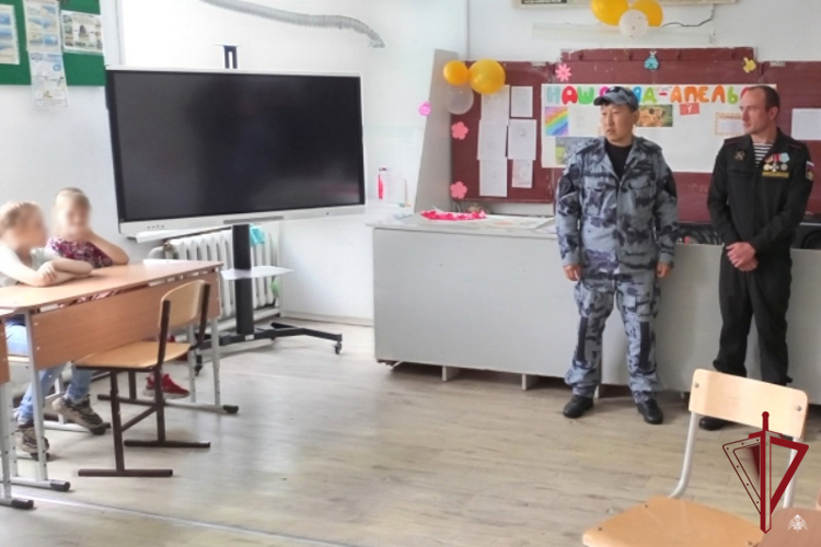 В Бурятии росгвардейцы провели урок мужества для школьников