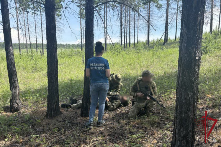 Специалист центра медицины катастроф Бурятия проводит для росгвардейцев занятия по тактической медицине