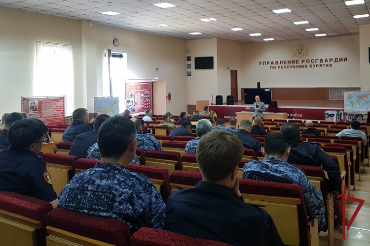 В Улан-Удэ представитель СМИ рассказала росгвардейцам об информационной безопасности