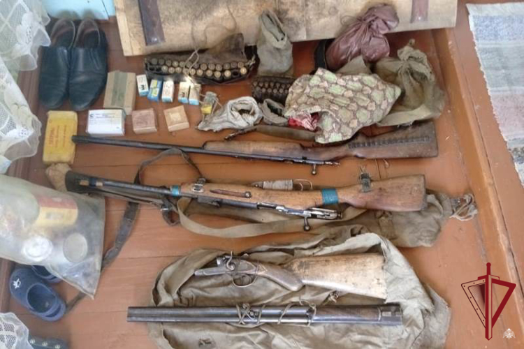 В Бурятии мужчина сдал в Росгвардию найденные ружья покойного деда